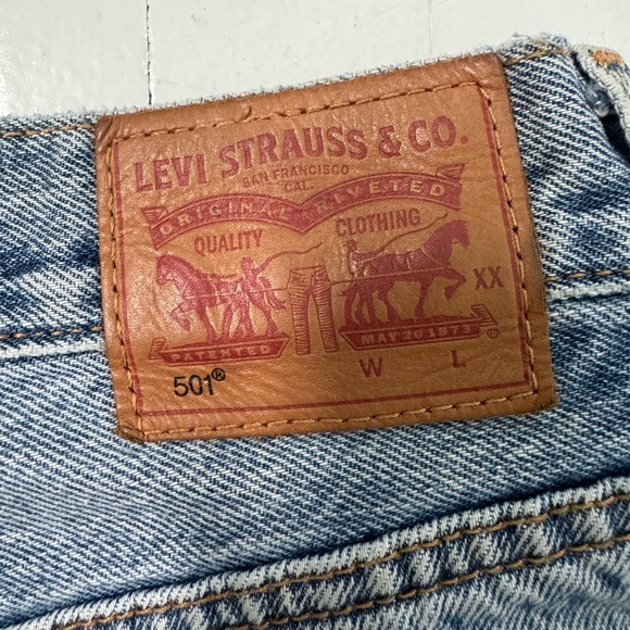 Levi’s 501 Jean Shorts - Picture 3 of 4